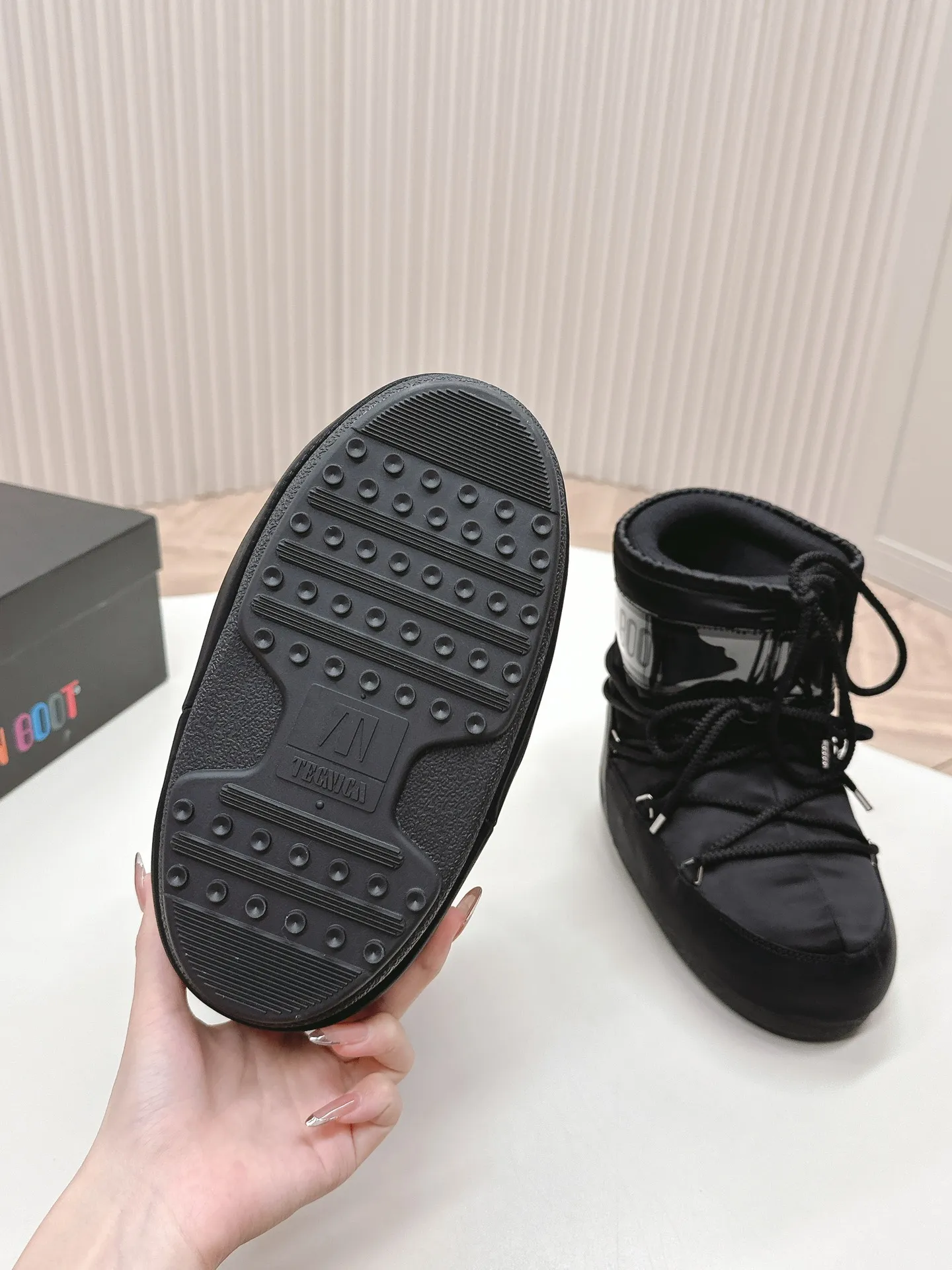 Men's shoes pP600! Fabric short boots Moon Boot 24ss The latest snow boots series for autumn and winter... Ugly snow short boots Forget UGG, fashionable people are wearing Moon Boot snow boots. If you find it difficult to accept the revival of UGG, now there is a more alternative snow boot that is back. It is 4 cm taller. That is the Moon Boot. It was already very popular in the millennium. Paris Hilton, Victoria Beckham and other celebrities often wore it, and now the Y2K trend is popular again. The same QQ show outfit worn by young children. The ugly snow boots that have been shown by thousands of people have become popular again. They are not distinguished between men and women. They look slim and warm and easy to wear. Fabric: 70% cotton and 30% plastic. Lining: 100% silk cotton liner. Feet: 100% silk cotton liner. Outsole: thermoplastic rubber. Bottom thickness: 4cm. Size: #35-41 (41 customization is not returnable).